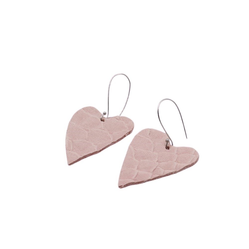 Χειροποίητα δερμάτινα ροζ σκουλαρίκια σε σχήμα καρδιάς - Image 2
