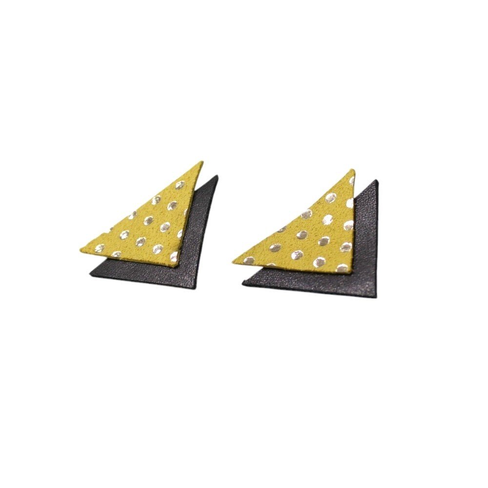 Leather earrings in a double triangular shape in black and yellow colors