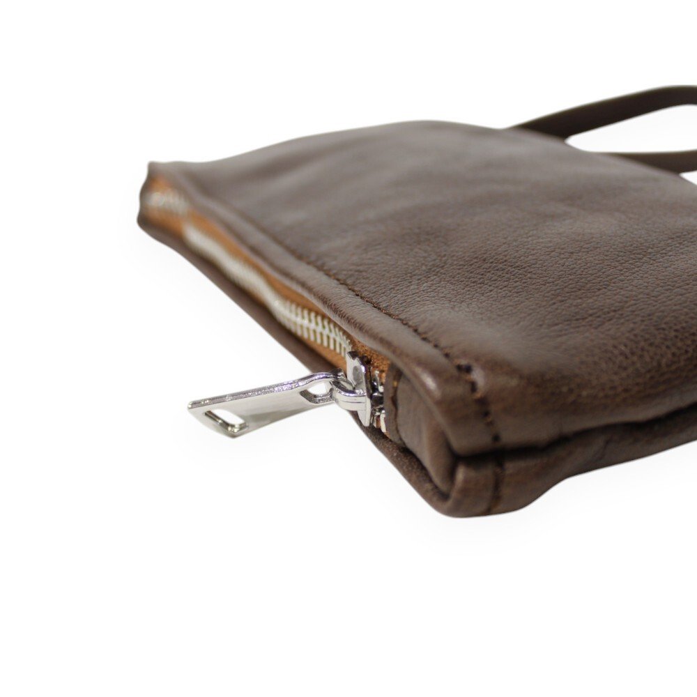Δερμάτινο χειροποίητο τσαντάκι καρπού σε καφέ χρώμα – Zoe - Image 4