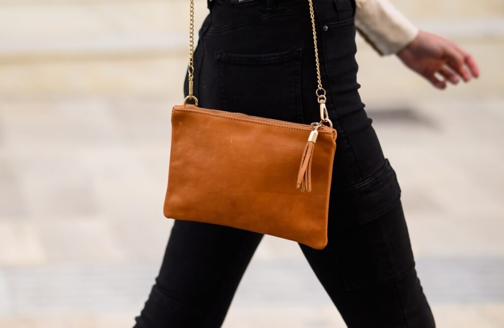 ταμπά δερμάτινος φάκελος με διακοσμητική φούντα στο φερμουάρ και αποσπώμενη αλυσίδα για κράτημα στον ώμο