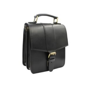 δερμάτινο ανδρικό τσαντάκι με αποσπώμενο λουρί για χιαστί κράτημα διαθέτει επίσης και χεράκια στην πάνω μεριά. μάυρο χρώμα