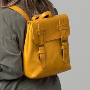 Δερμάτινη τσάντα πλάτης μεσαίο μέγεθος μετατρεπόμενη σε χιαστί κίτρινο χρώμα
