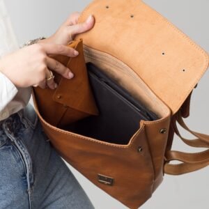 Medium-sized leather backpack convertible into a crossbody bag inside
