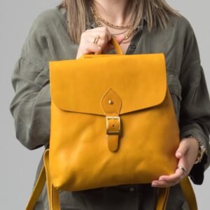 Δερμάτινη τσάντα πλάτης που μετατρέπεται σε χιαστί με καπάκι κίτρινο χρώμα