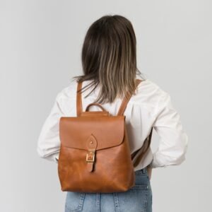 Δερμάτινη τσάντα πλάτης που μετατρέπεται σε χιαστί με καπάκι ταμπά