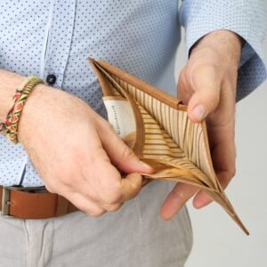 Ανδρικό δερμάτινο πορτοφόλι με σχέδιο και RFID προστασία με δύο θήκες για χαρτονομίσματα